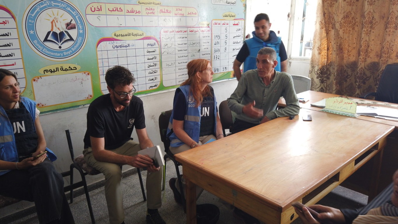 سارة بوول القائمة بأعمال منسق الأمم المتحدة للشؤون الإنسانية في فلسطين، تزور مدرسة البريج التابعة للأونروا، التي تحولت إلى مأوى للنازحين في قطاع غزة.